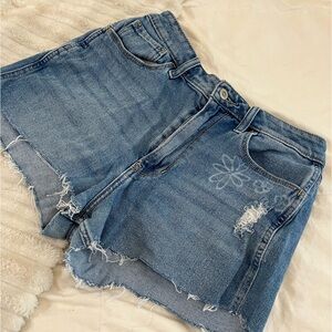 Cute denim shorts from hollister with cute flower designs 👖🌸